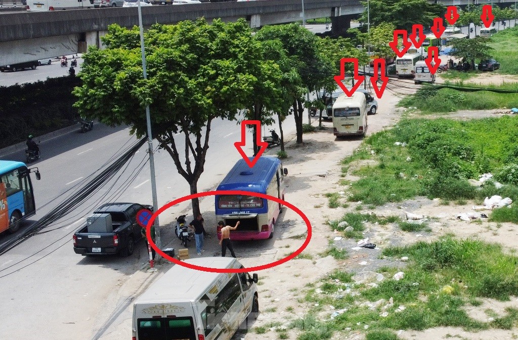 Tận thấy bến xe lậu dài nửa cây số trên đường phố Hà Nội ảnh 6