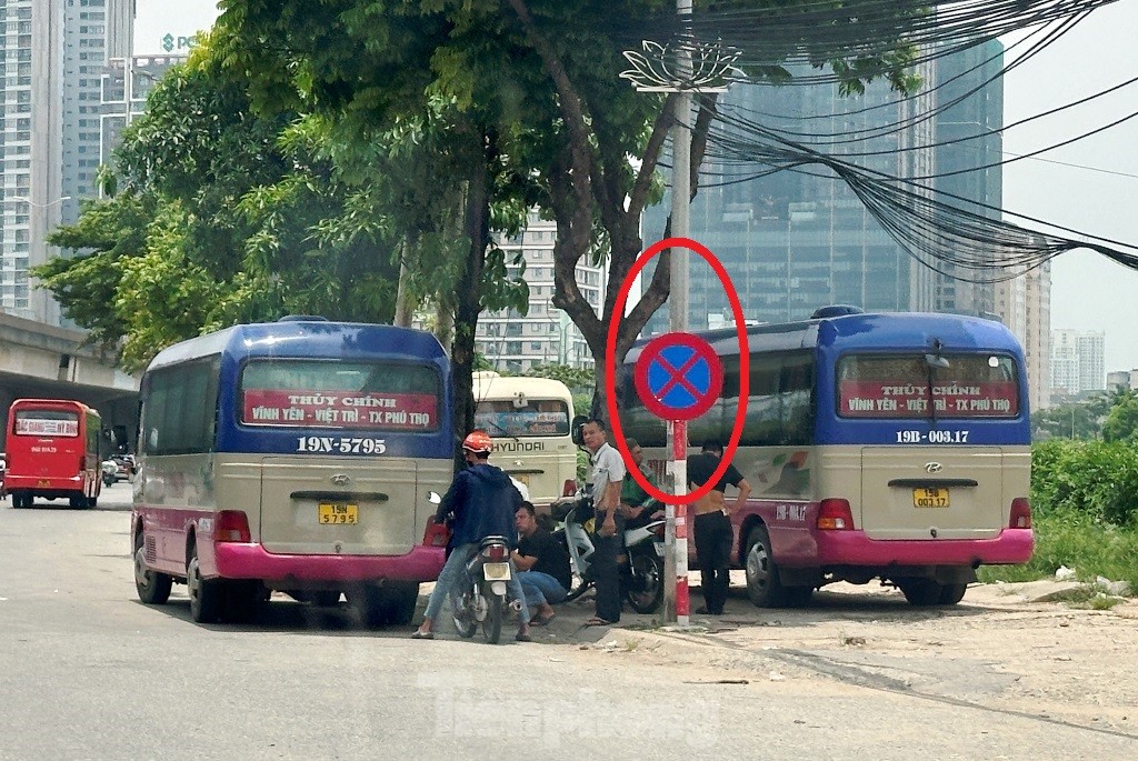 Tận thấy bến xe lậu dài nửa cây số trên đường phố Hà Nội ảnh 7