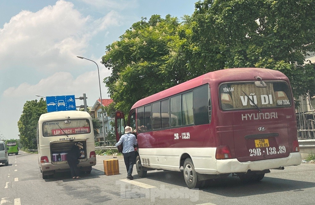 Tận thấy bến xe lậu dài nửa cây số trên đường phố Hà Nội ảnh 9