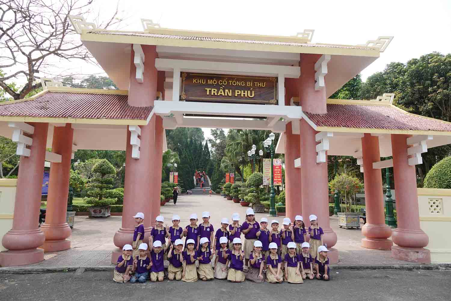 Học sinh đi trải nghiệm, chụp ảnh lưu niệm ở khu mộ cố Tổng Bí thư Trần Phú. Ảnh: Trần Tuấn.