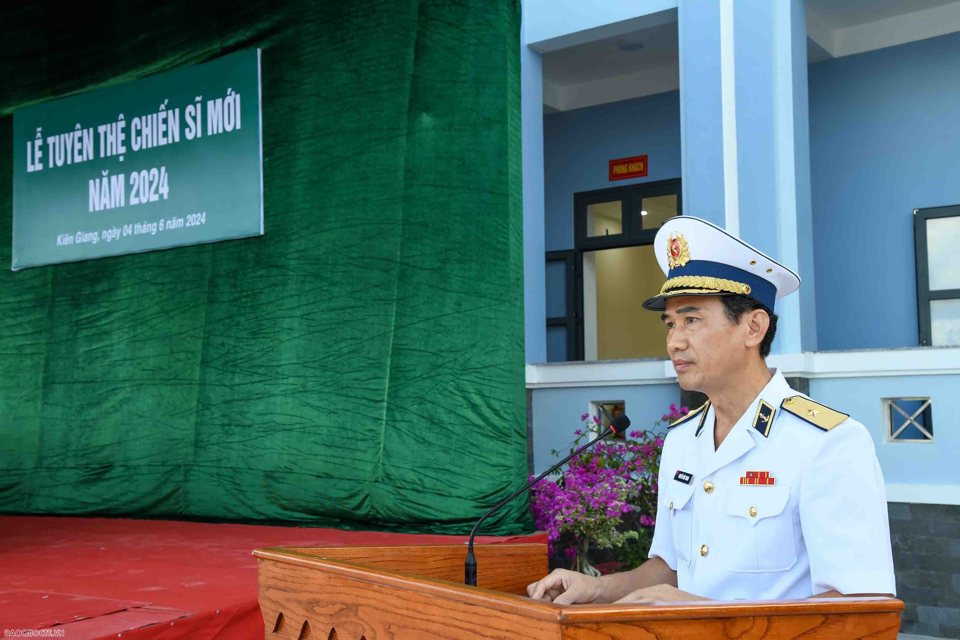 Chuẩn Đô đốc Nguyễn Hữu Thoan phát biểu tại buổi lễ. (Ảnh: Kiên Định)