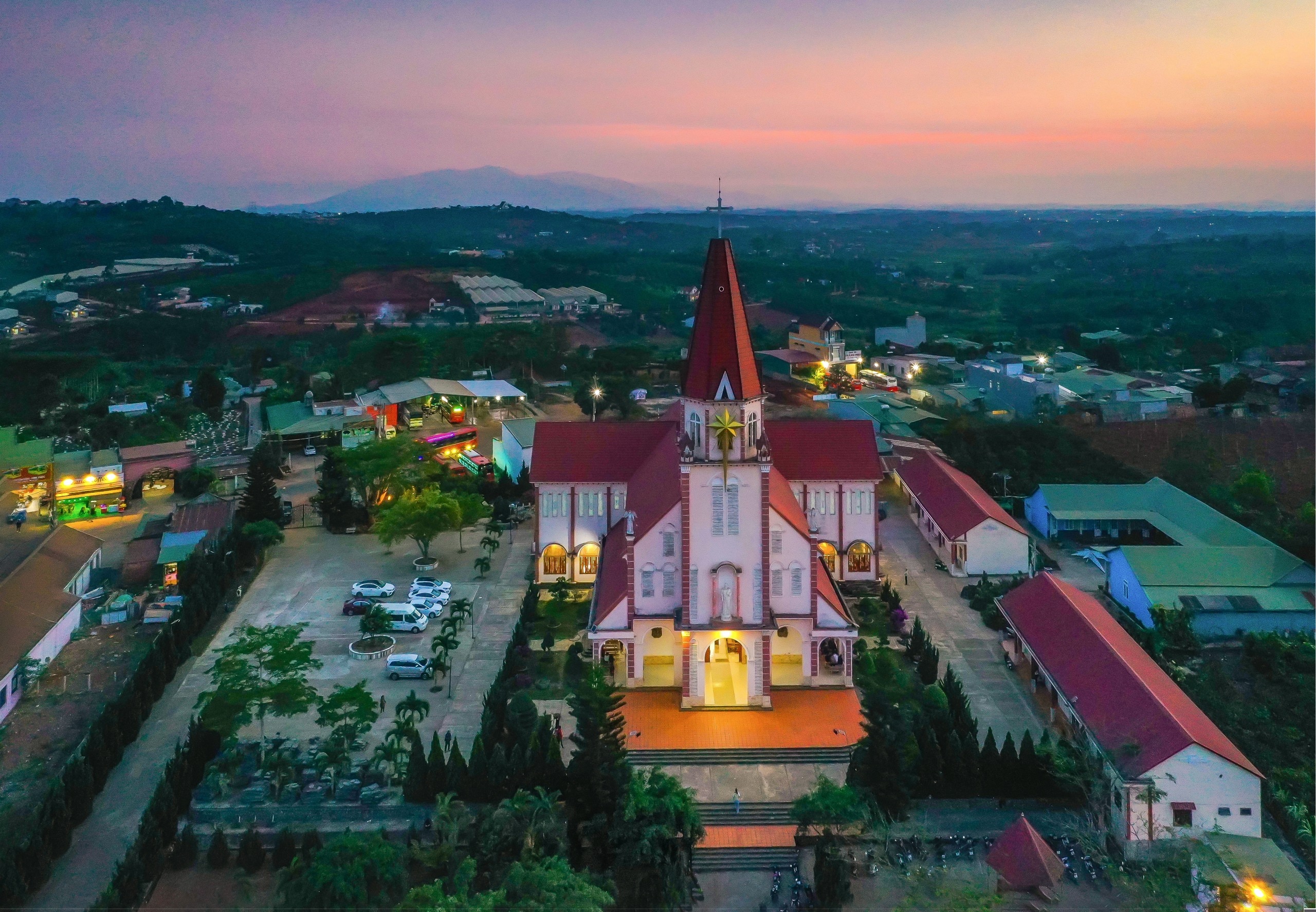 Nhà thờ Láng tranh ((Lâm Hà) Ảnh -Thu Ba