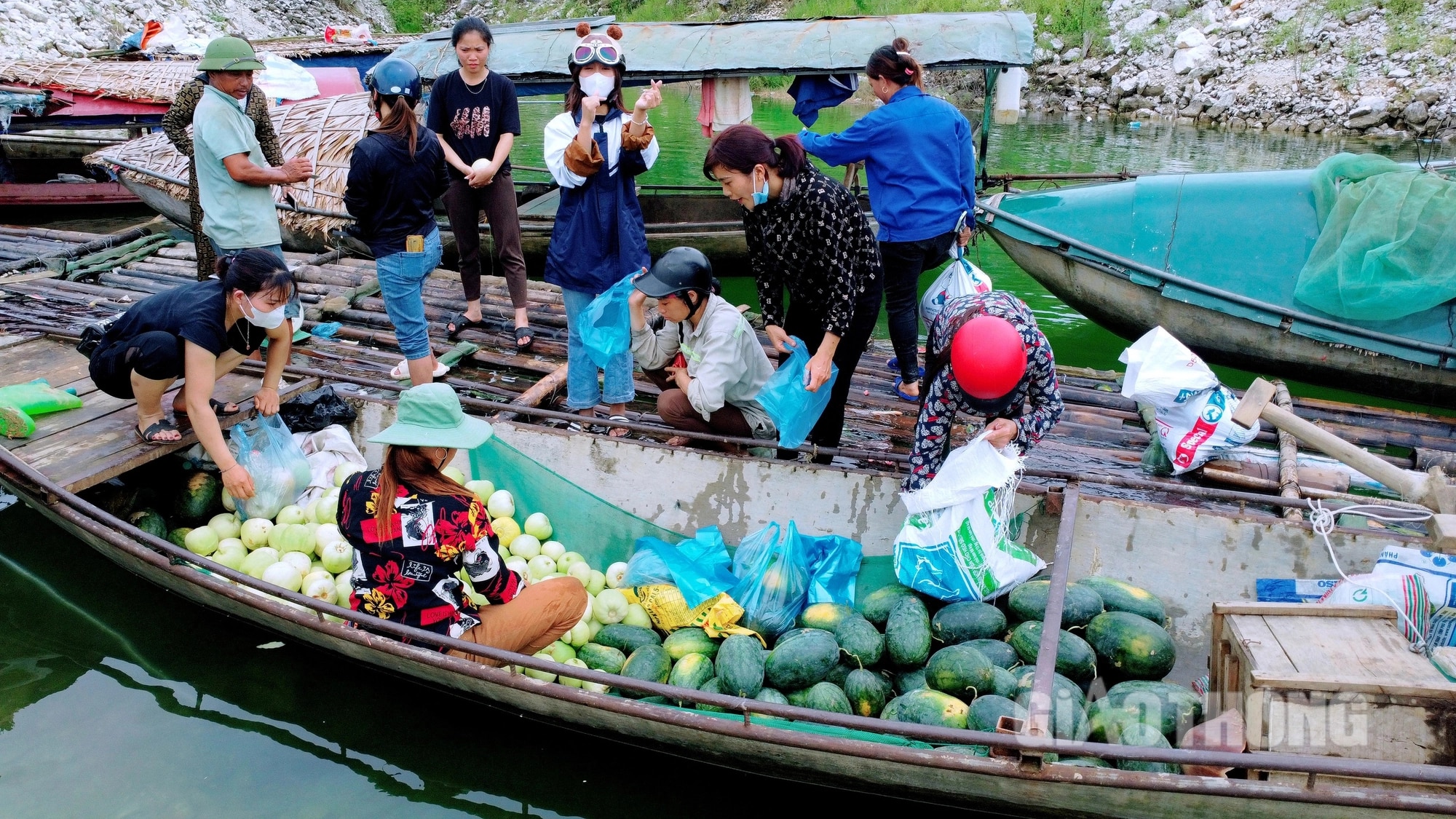 Dập dềnh thuyền nan chở đầy hoa trái trong phiên chợ nổi bên hồ Thác Bà- Ảnh 6.