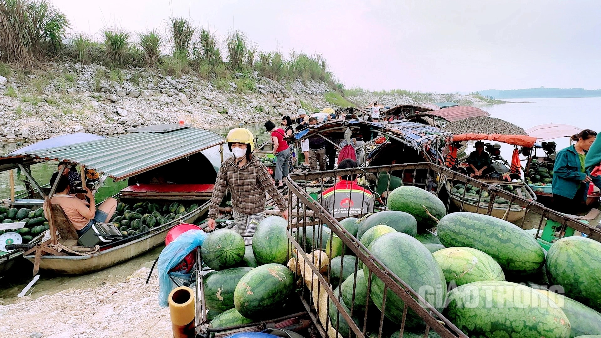 Dập dềnh thuyền nan chở đầy hoa trái trong phiên chợ nổi bên hồ Thác Bà- Ảnh 7.