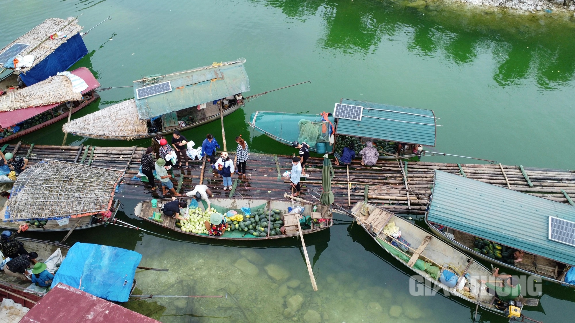 Dập dềnh thuyền nan chở đầy hoa trái trong phiên chợ nổi bên hồ Thác Bà- Ảnh 8.