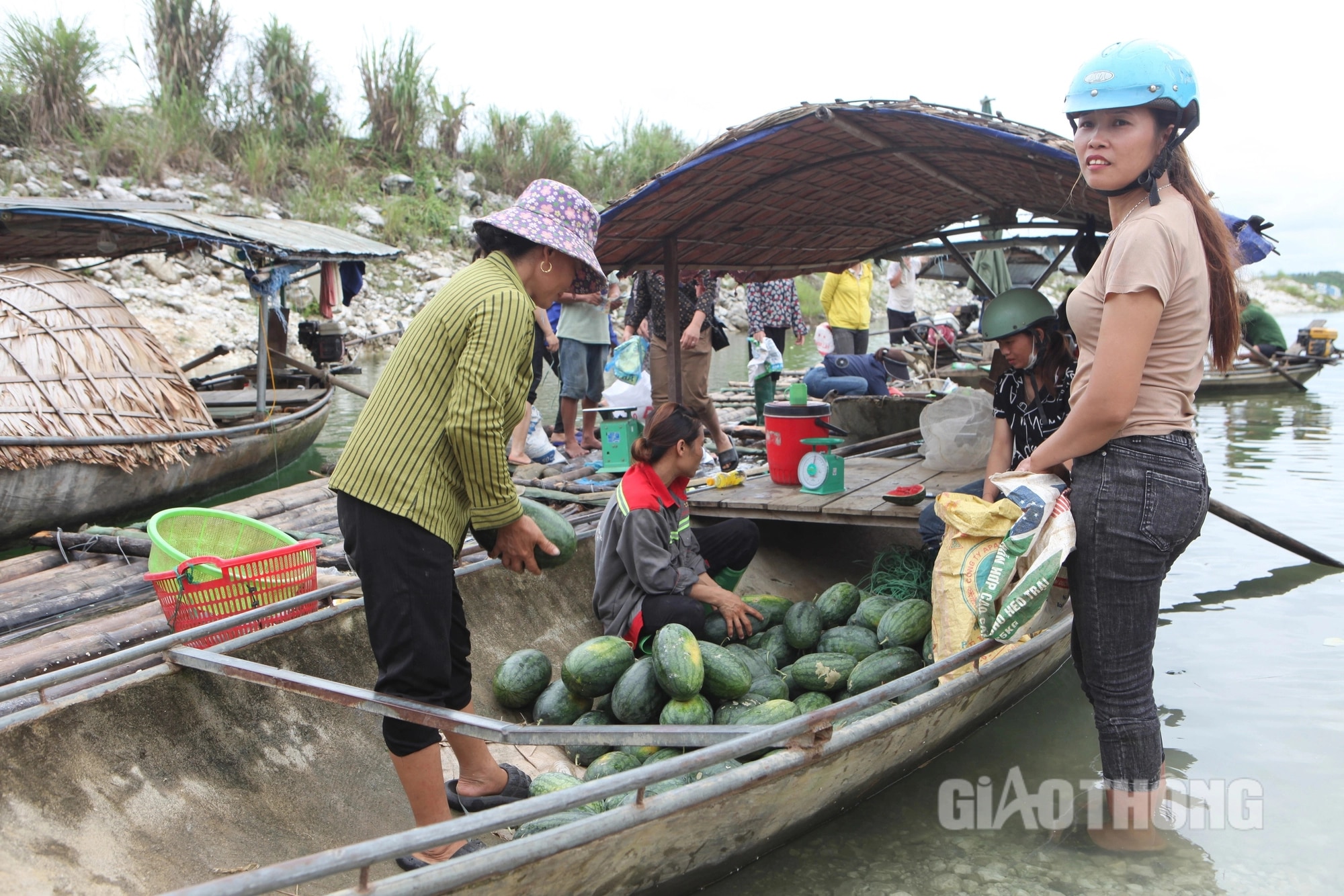 Dập dềnh thuyền nan chở đầy hoa trái trong phiên chợ nổi bên hồ Thác Bà- Ảnh 9.