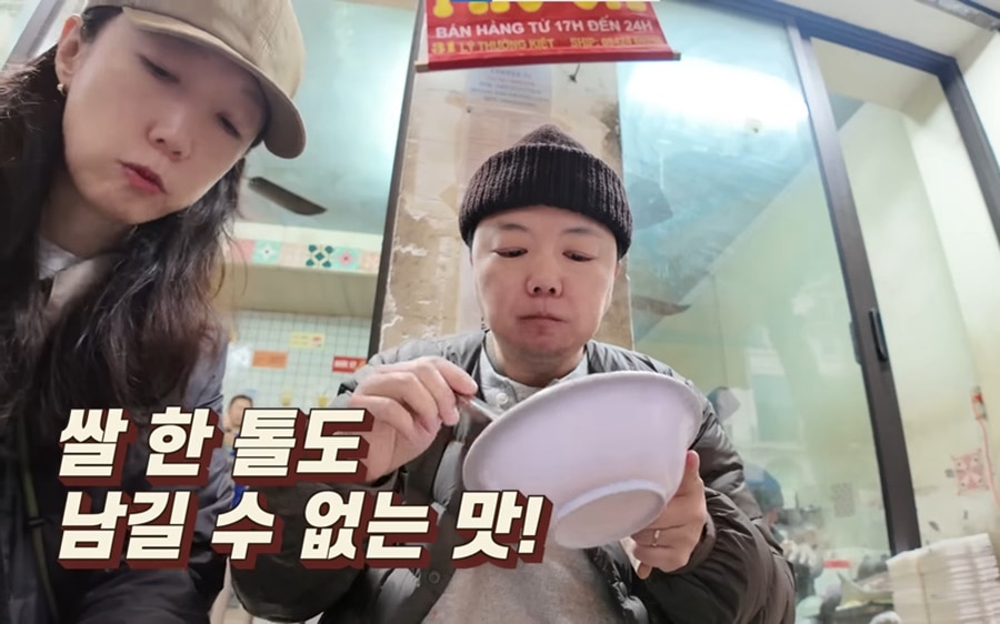 Hai du khách Hàn Quốc ăn đến miếng xôi cuối cùng trong bát vẫn thòm thèm. Ảnh: Cắt từ clip