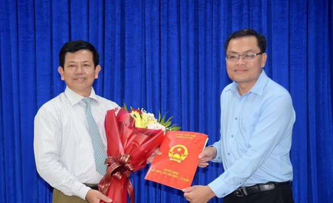Ông Ngô Vũ Thăng - Phó Chủ tịch UBND tỉnh Bạc Liêu trao Quyết định cho ông Ngô Hồng Thuận (Ảnh: Hoàng Nam).