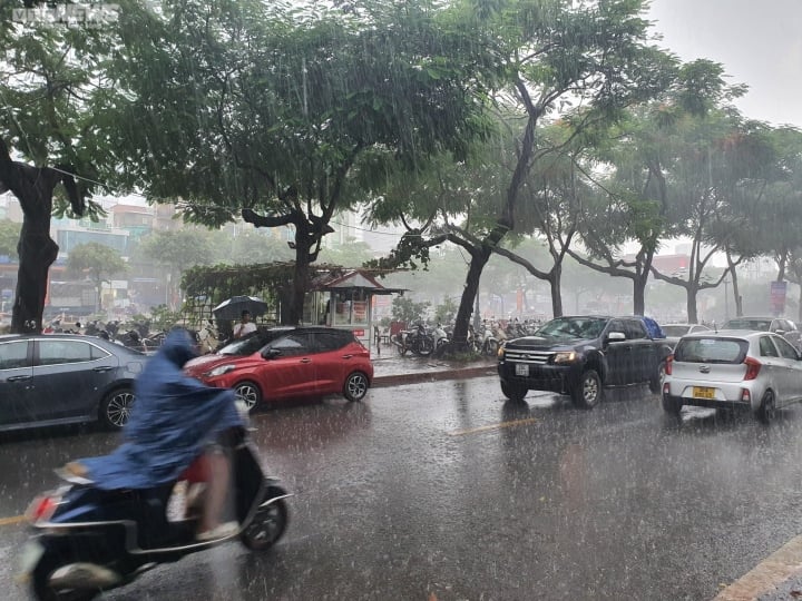 Mưa to đến rất to, Trung tâm Khí tượng cảnh báo nhiều tuyến phố Hà Nội ngập úng với độ sâu phổ biến từ 30-50cm- Ảnh 3.