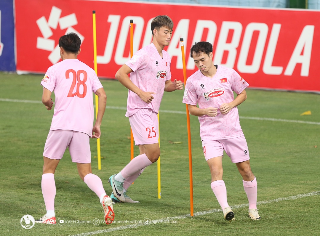 HLV Kim Sang-sik bất ngờ với cầu thủ Việt Nam, khó chọn Nguyễn Filip hay Văn Lâm- Ảnh 3.