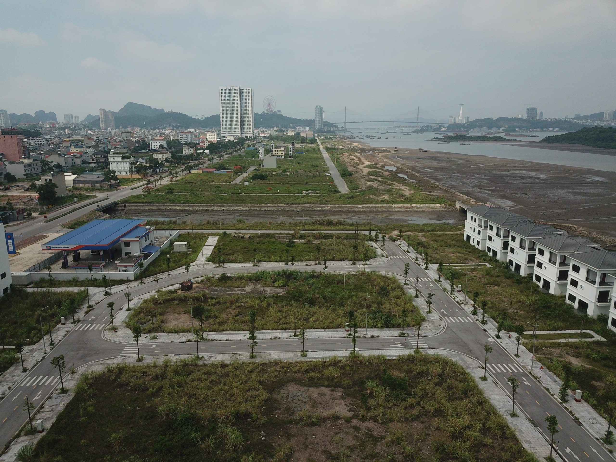 Cảnh hoang vắng loạt dự án bất động sản bên bờ vịnh Hạ Long
- Ảnh 2.