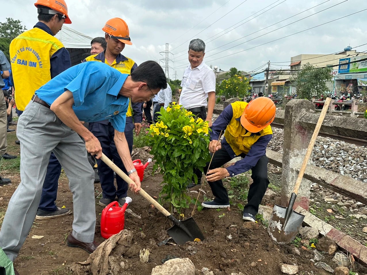 Trồng hoa làm đẹp đường sắt Bắc - Nam nhân ngày Môi trường thế giới- Ảnh 3.