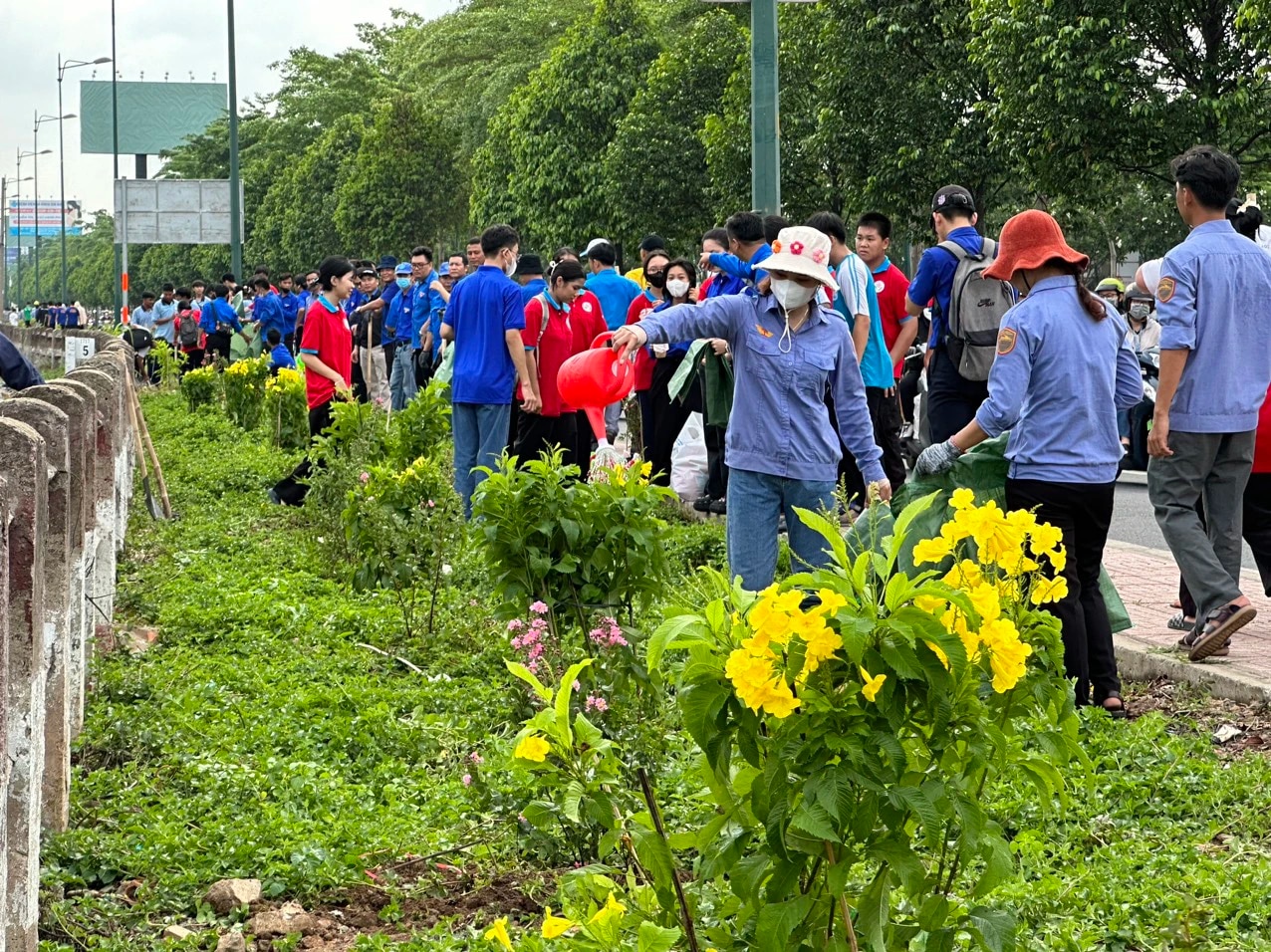 Trồng hoa làm đẹp đường sắt Bắc - Nam nhân ngày Môi trường thế giới- Ảnh 6.