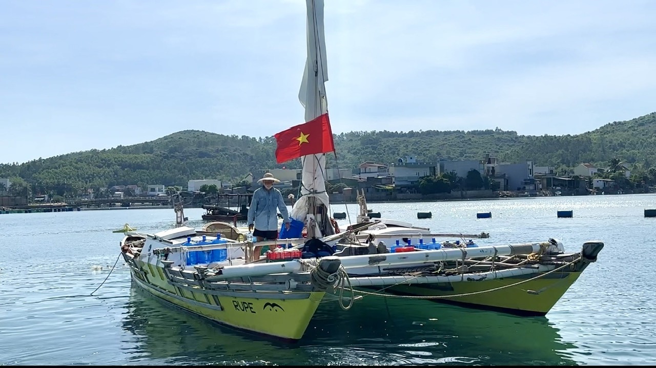 Chiếc thuyền buồm này đã đưa ông Quinn Richard Anthony từ Philippines sang Thái Lan rồi đến Việt Nam - Ảnh: VĂN TÁNH