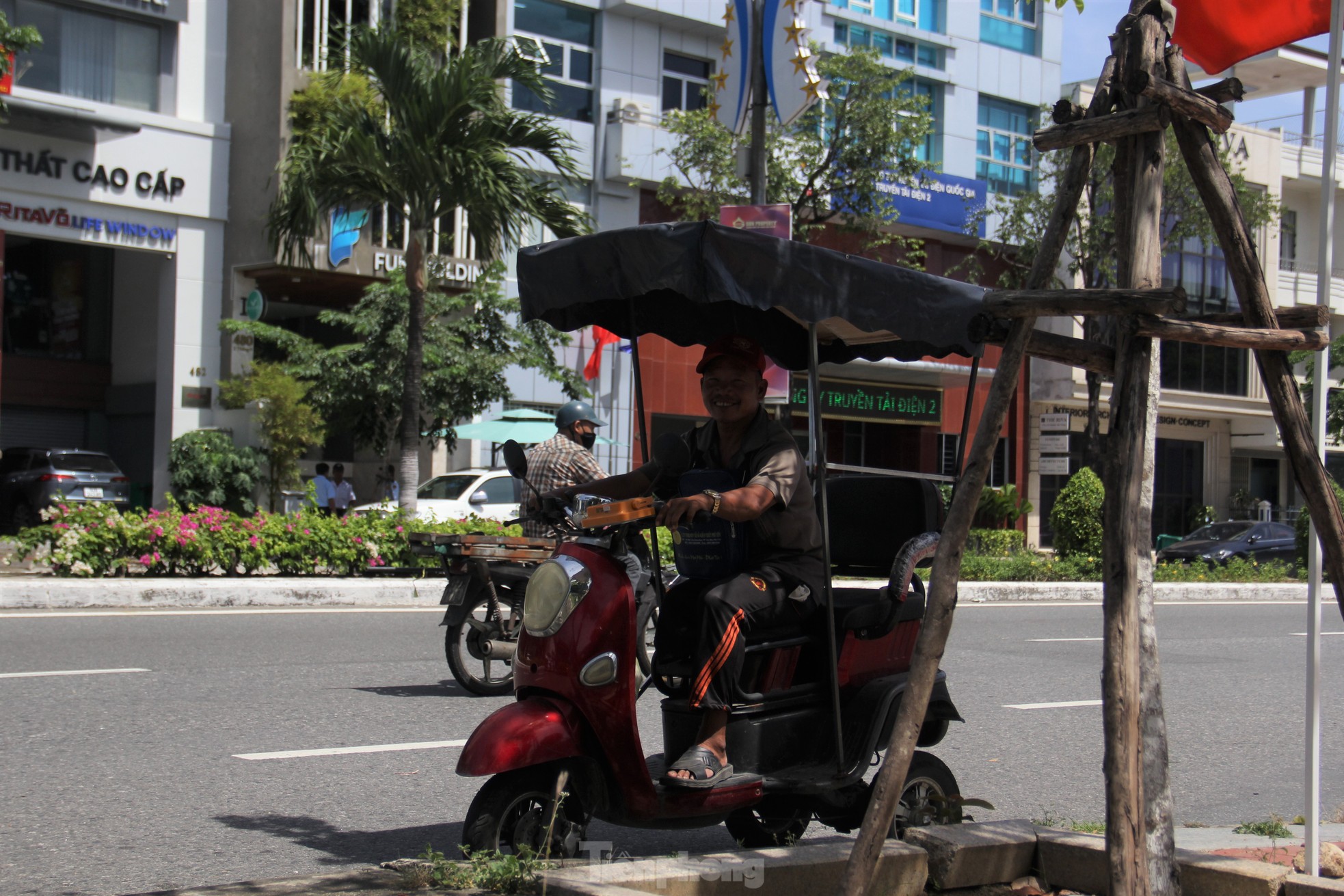 Đà Nẵng nắng như 'chảo lửa', người lao động vào ca từ 4 giờ sáng tránh nóng ảnh 10