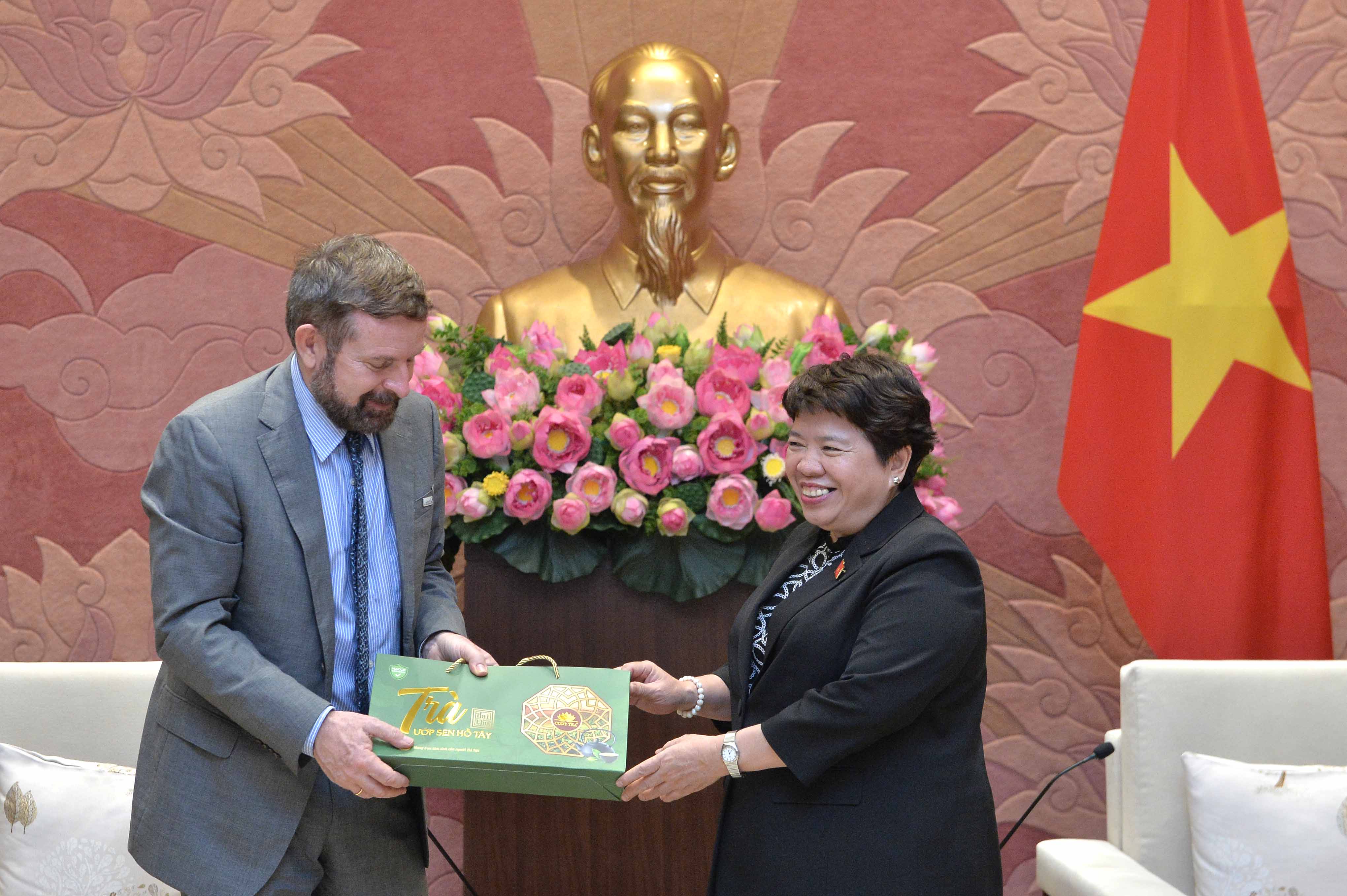 Chủ nhiệm Ủy ban Xã hội Nguyễn Thúy Anh trao quà cho Đại diện khu vực châu Á - Thái Bình Dương của OIF