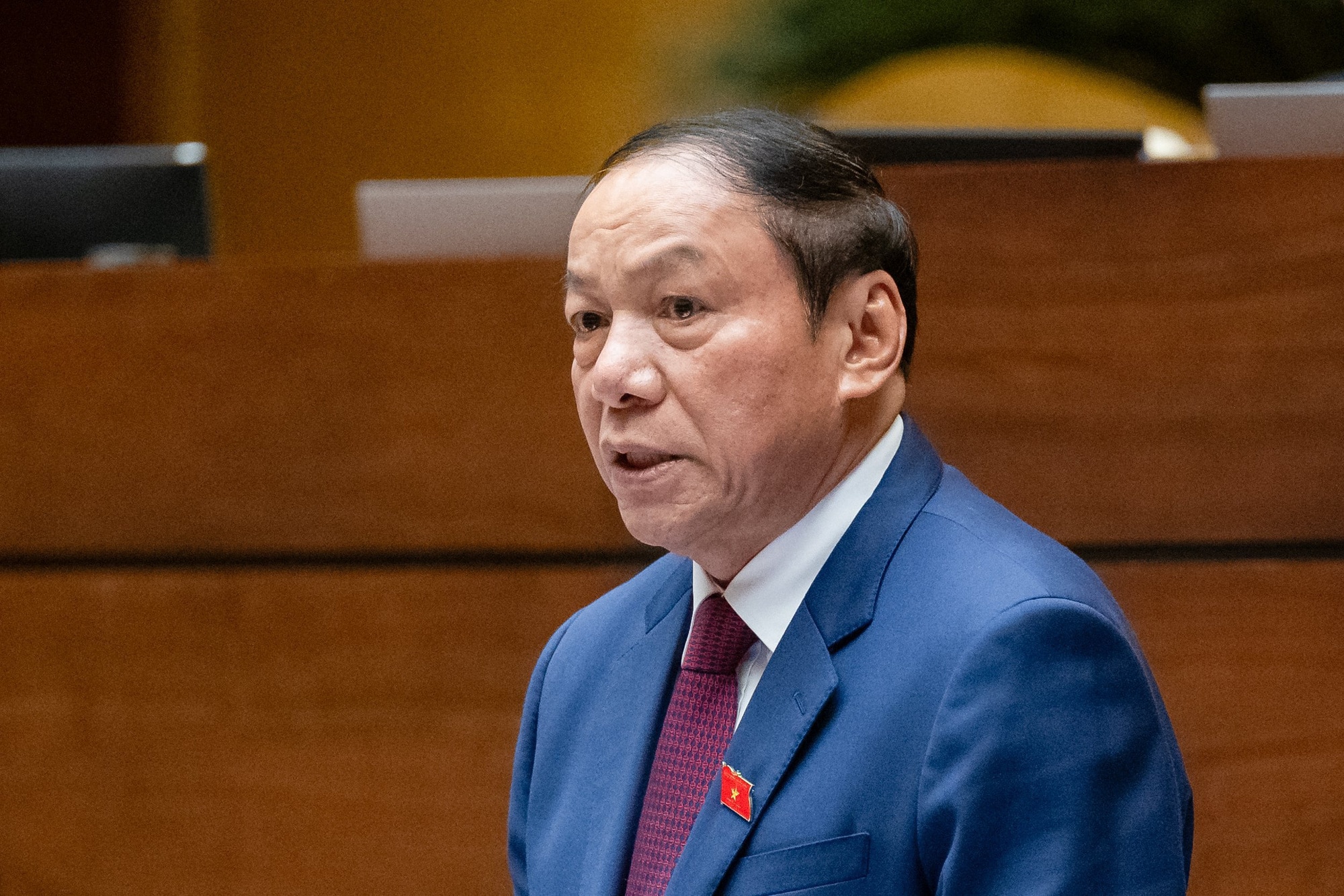 Bộ trưởng Nguyễn Văn Hùng trả lời chất vấn của đại biểu - Ảnh: GIA HÂN