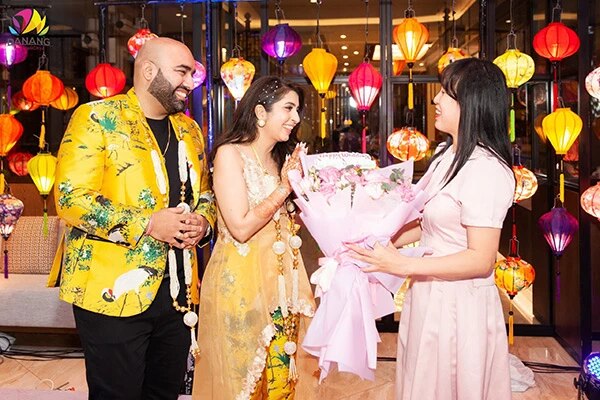 Đại diện lãnh đạo Trung tâm Xúc tiến du lịch Đà Nẵng tặng hoa chúc mừng các cặp đôi của gia đình tỷ phú Ấn Độ chọn tổ chức lễ cưới tại Đà Nẵng.