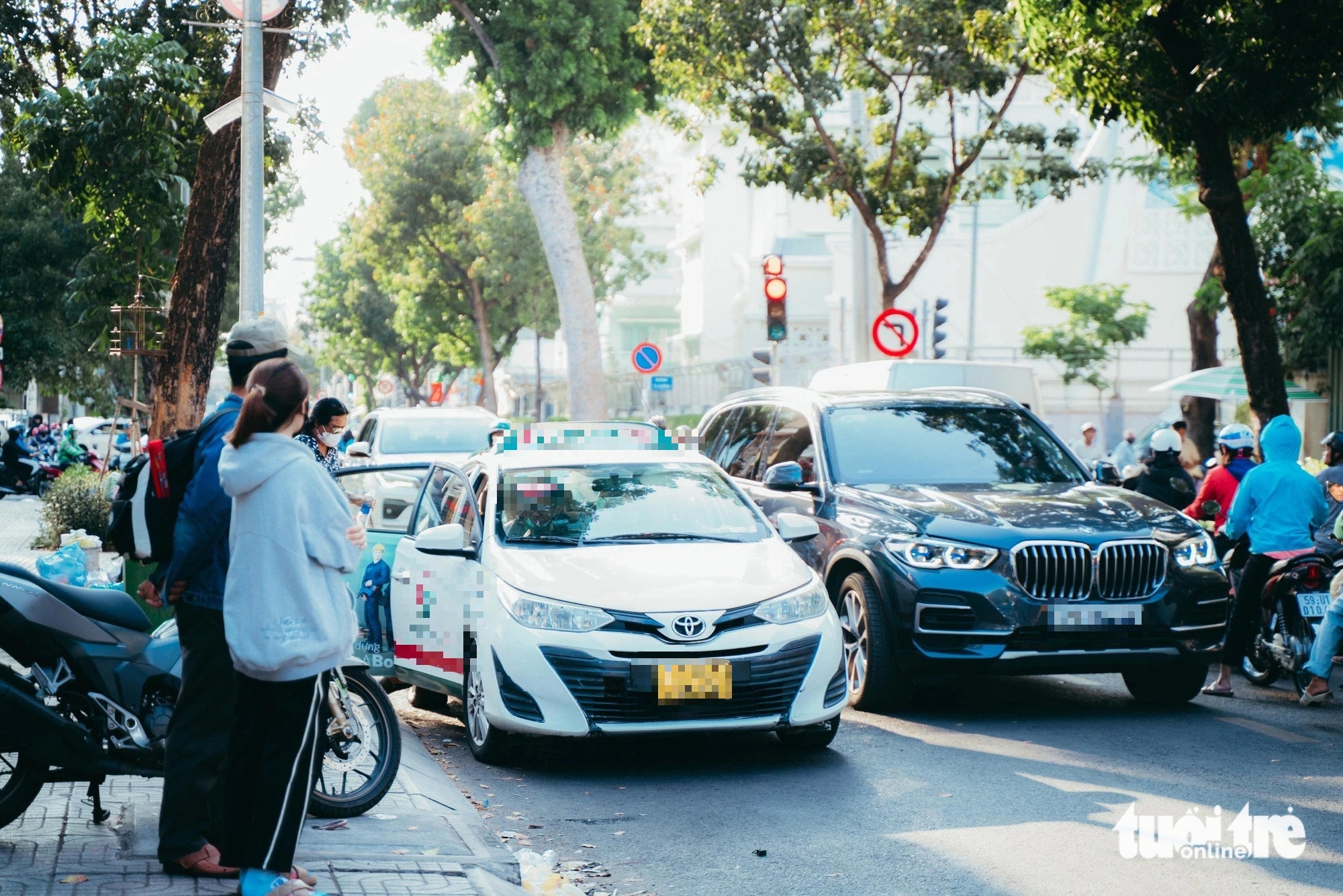 Đường Nguyễn Thông chỉ có 2 làn xe nên khi một chiếc taxi dừng đón khách thì các xe khác phải lách sang làn đối diện để vượt lên - Ảnh: THANH HIỆP