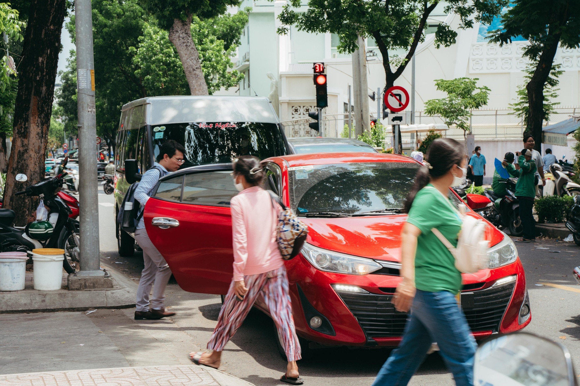 Nhiều xe taxi dừng đón khách trước cổng Bệnh viện Mắt gây kẹt xe - Ảnh: THANH HIỆP