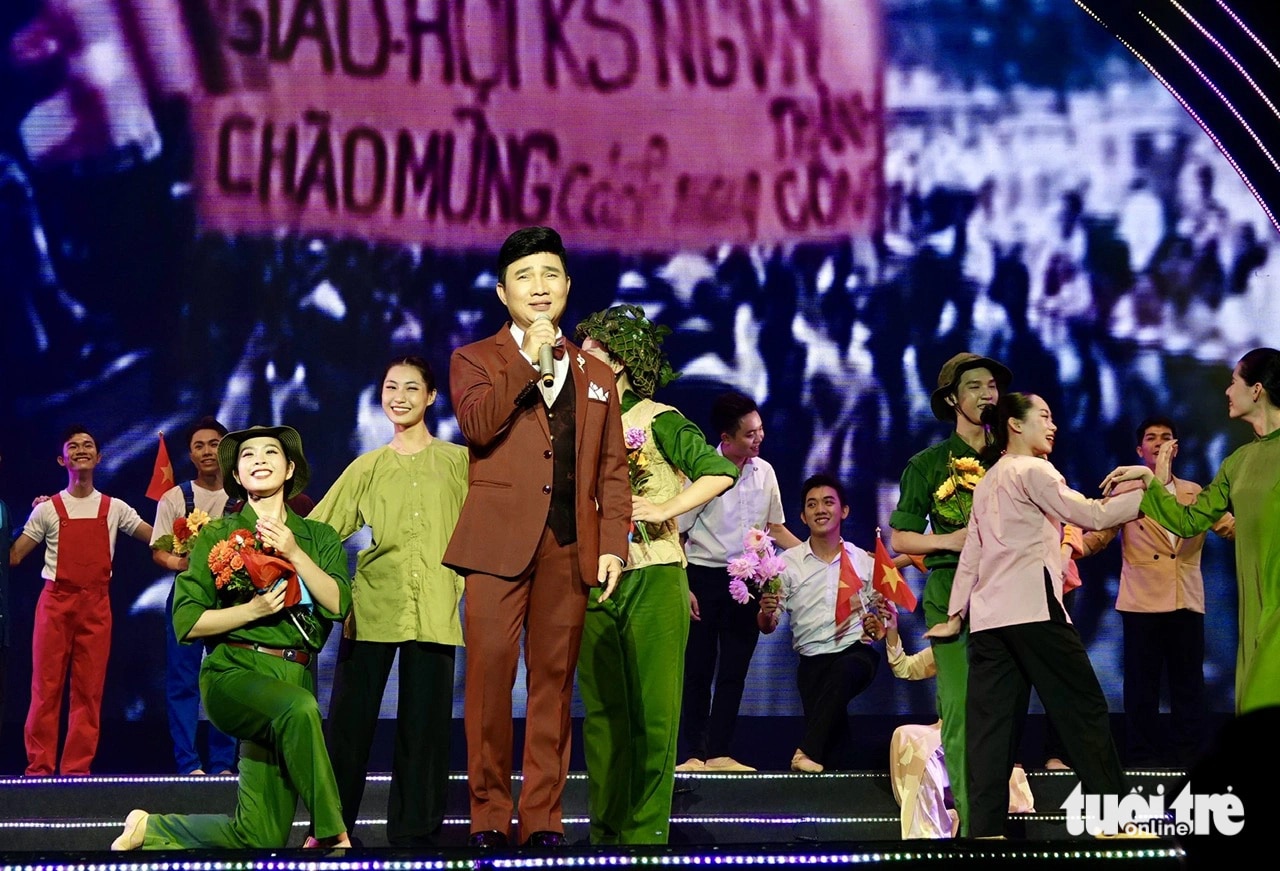 Ca sĩ Quang Linh thể hiện ca khúc 