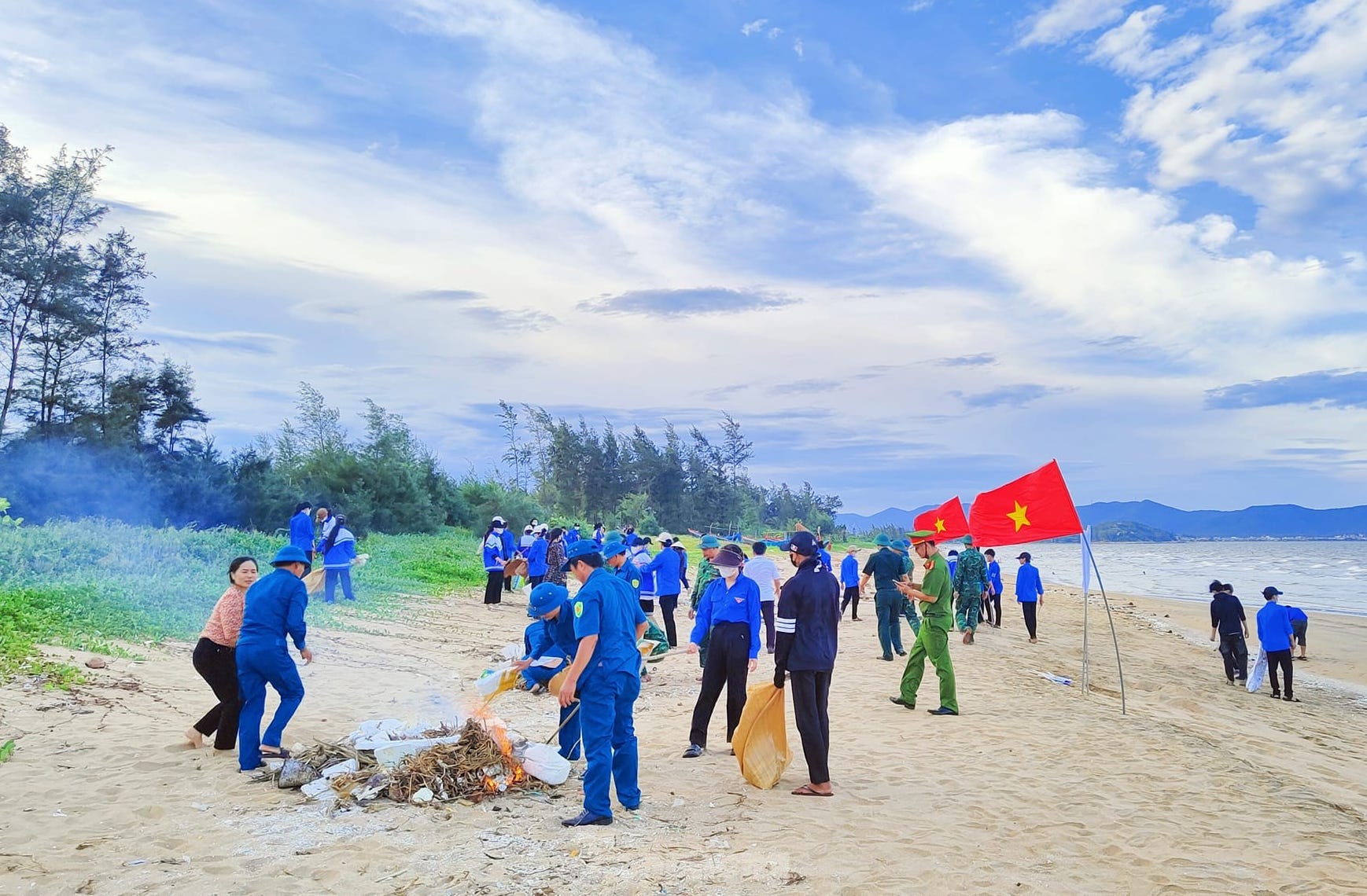 Đoàn viên thanh niên làm sạch bãi biển, hưởng ứng tháng hành động vì môi trường ảnh 2