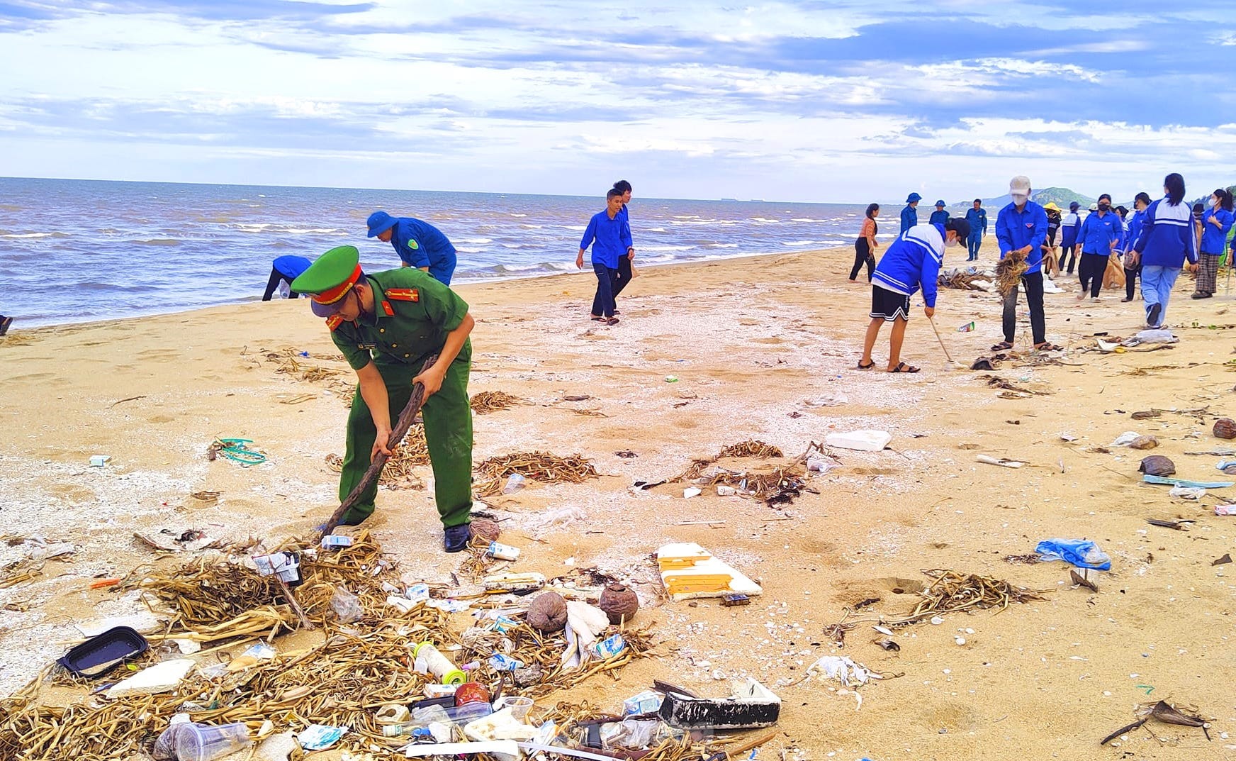 Đoàn viên thanh niên làm sạch bãi biển, hưởng ứng tháng hành động vì môi trường ảnh 5