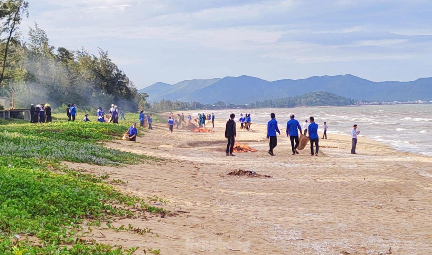Đoàn viên thanh niên làm sạch bãi biển, hưởng ứng tháng hành động vì môi trường ảnh 3