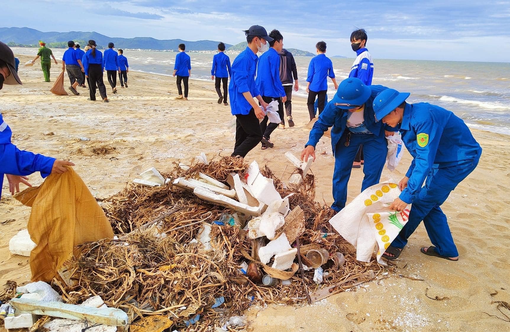 Đoàn viên thanh niên làm sạch bãi biển, hưởng ứng tháng hành động vì môi trường ảnh 6