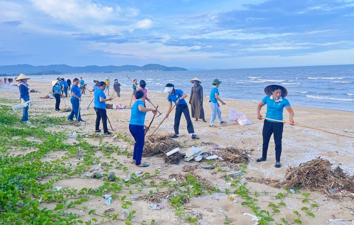 Đoàn viên thanh niên làm sạch bãi biển, hưởng ứng tháng hành động vì môi trường ảnh 7