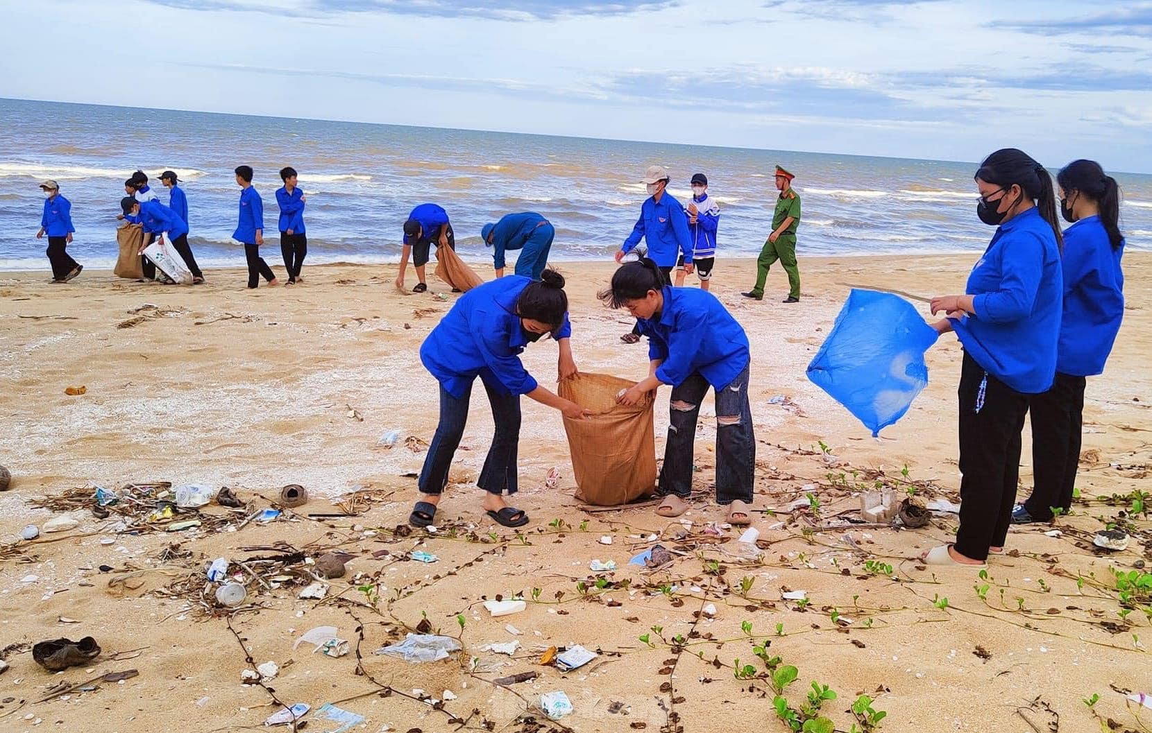 Đoàn viên thanh niên làm sạch bãi biển, hưởng ứng tháng hành động vì môi trường ảnh 8