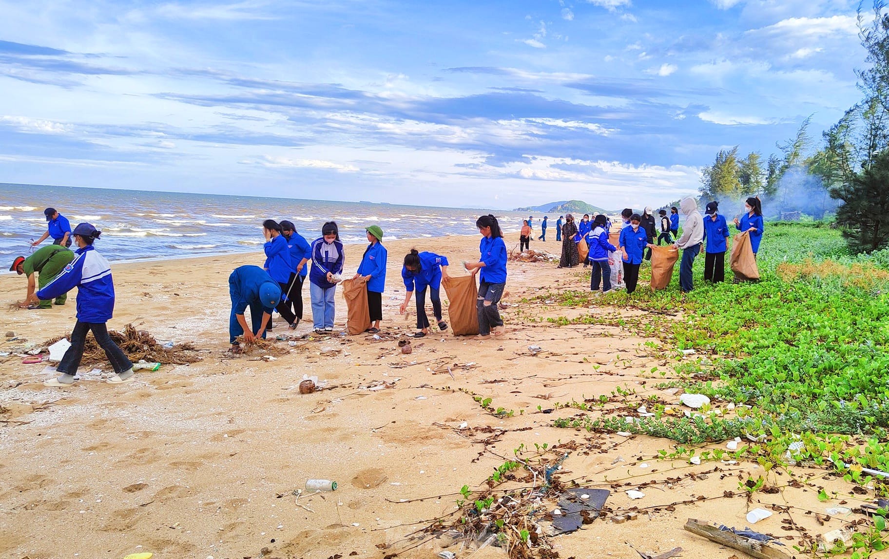 Đoàn viên thanh niên làm sạch bãi biển, hưởng ứng tháng hành động vì môi trường ảnh 9