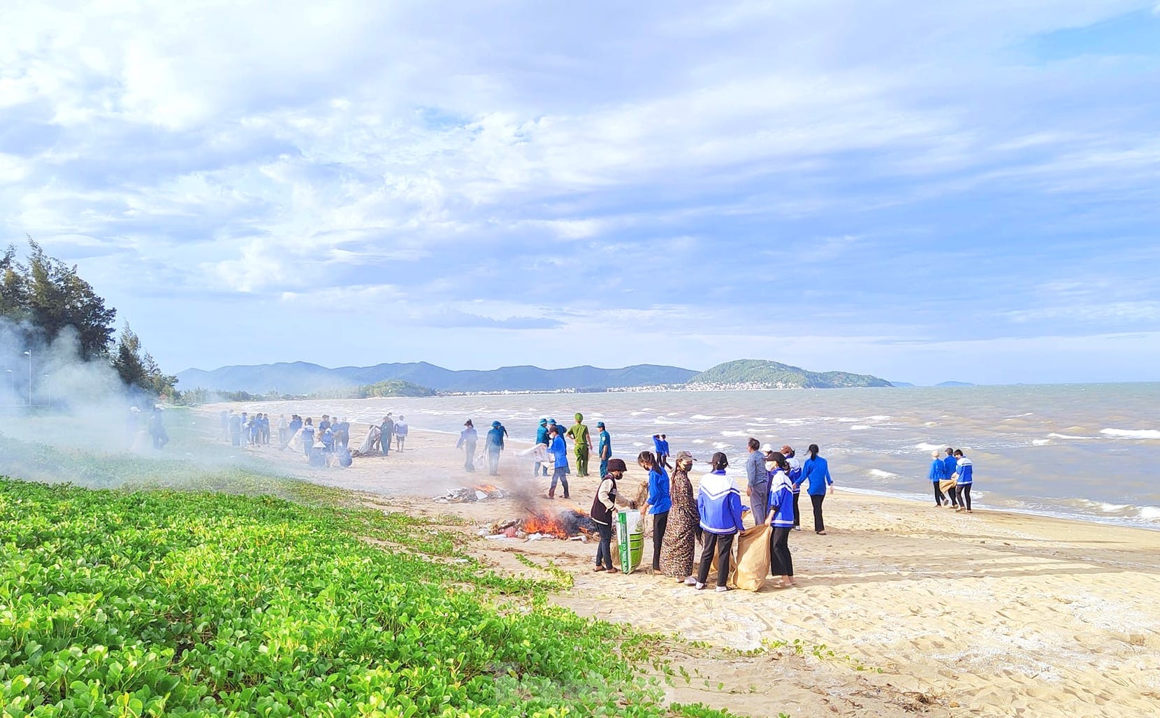 Đoàn viên thanh niên làm sạch bãi biển, hưởng ứng tháng hành động vì môi trường ảnh 10