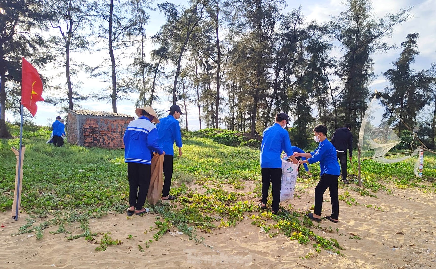 Đoàn viên thanh niên làm sạch bãi biển, hưởng ứng tháng hành động vì môi trường ảnh 11