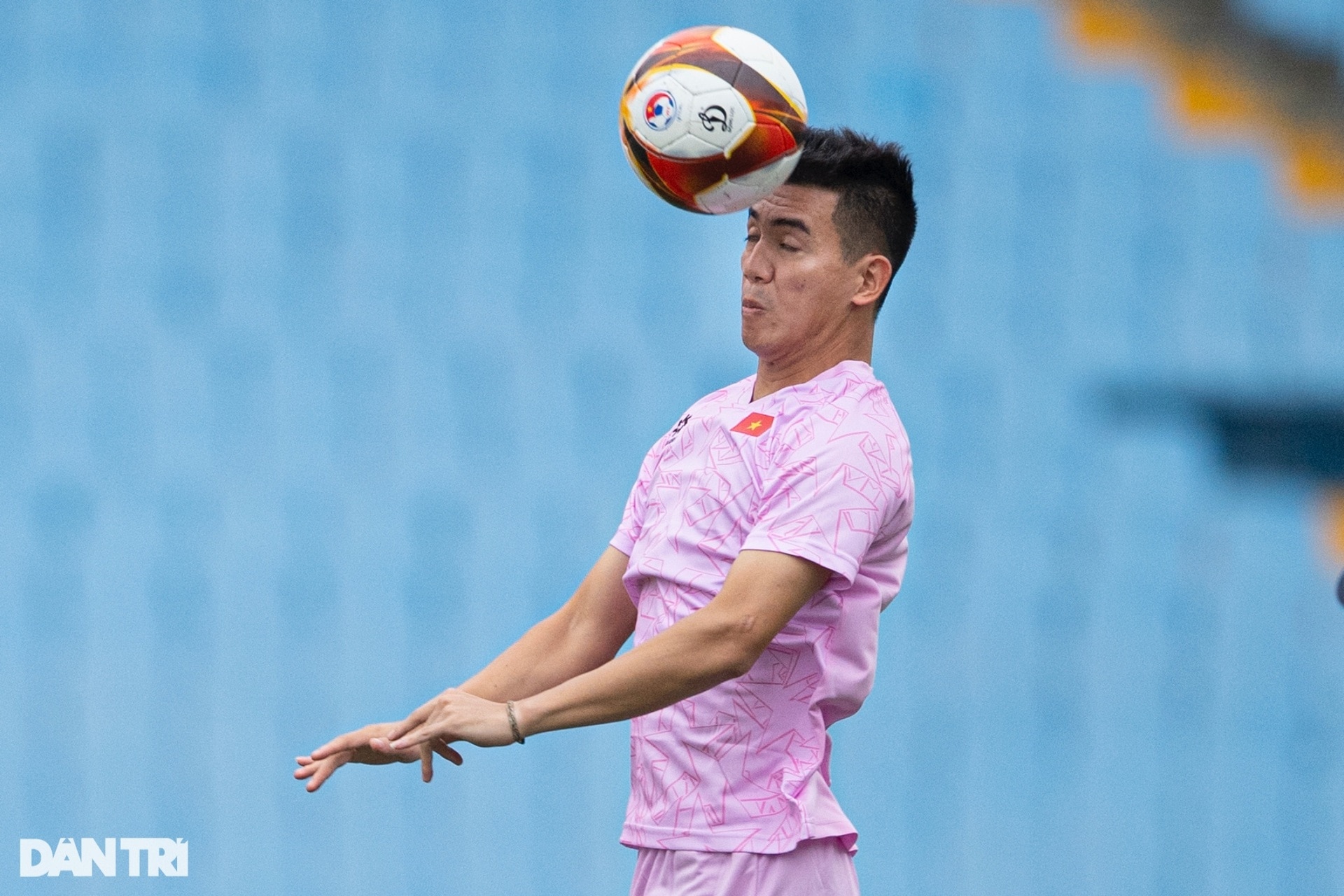 Tuyển Việt Nam tích cực tập chống bóng bổng trước trận đấu với Philippines - 10