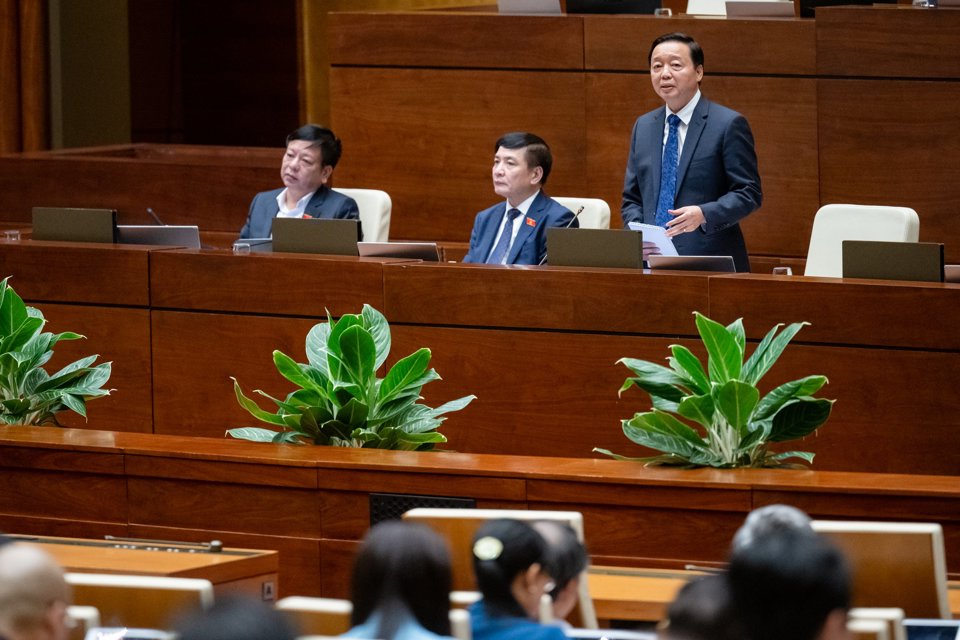 Phó Thủ tướng Chính phủ Trần Hồng Hà trả lời chất vấn tại Kỳ họp thứ 7 Quốc hội khóa XV