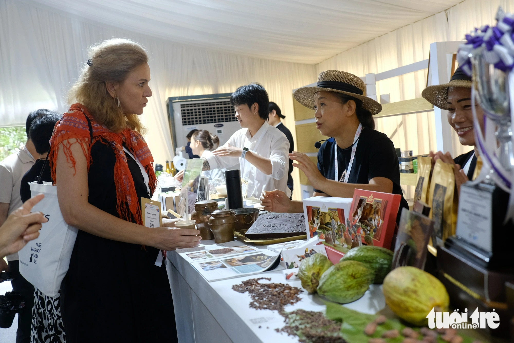 Khách hàng tham dự sự kiện TTM+ 2024 tại Phang-Nga tìm hiểu một thương hiệu đặc sản chocolate - Ảnh: VŨ THỦY