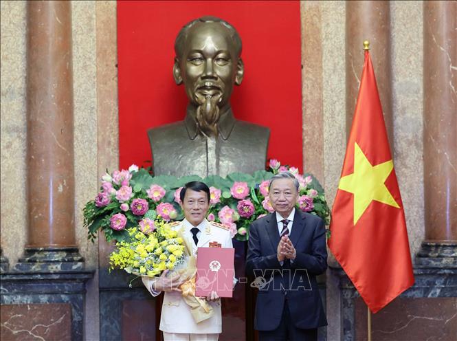 Chủ tịch nước Tô Lâm trao Quyết định bổ nhiệm cho Thượng tướng Lương Tam Quang, Bộ trưởng Bộ Công an. Ảnh: Nhan Sáng/TTXVN