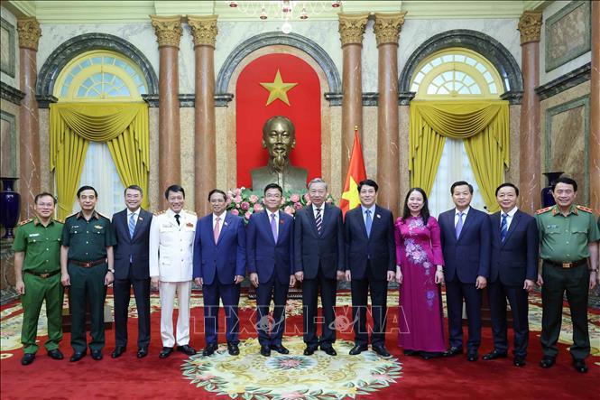 Các đồng chí lãnh đạo Đảng, Nhà nước chúc mừng Phó Thủ tướng Lê Thành Long và Bộ trưởng Bộ Công an Lương Tam Quang. Ảnh: Nhan Sáng/TTXVN