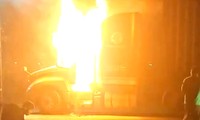 CLIP: Xe đầu kéo container bất ngờ cháy dữ dội sau khi rời kho hàng