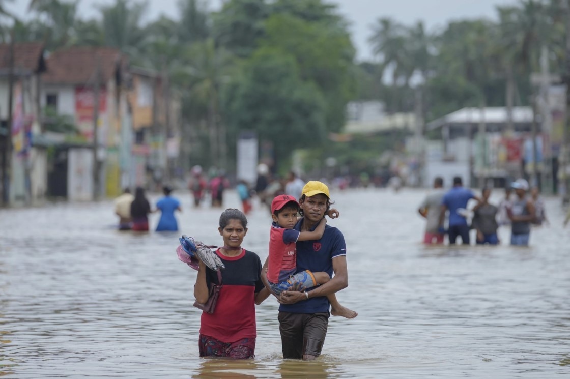 Mưa lớn đã ảnh hưởng đến 20 trong tổng số 25 quận huyện tại Sri Lanka, gây ra ngập lụt và sạt lở đất. (Nguồn: AP)