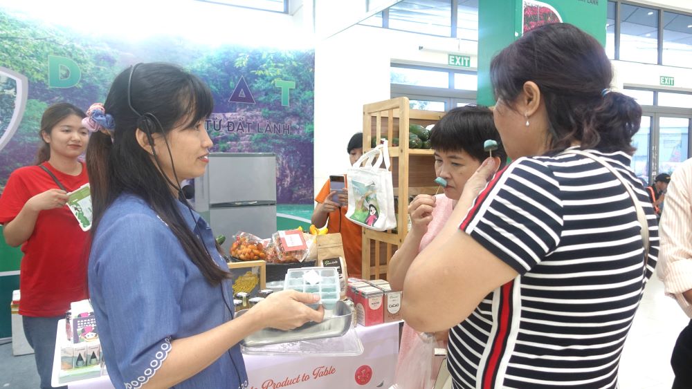 Hơn 200 gian hàng tại Hội chợ hàng Việt Đà Nẵng 2024 - Tôn vinh sản phẩm OCOP. Ảnh: Trần Thi