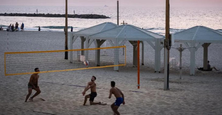 Chơi thể thao, tắm nắng bên bờ Địa Trung Hải - Ảnh: AL JAZEERA