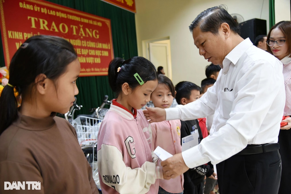 Nhiều phần quà tặng người có công, học sinh huyện miền núi Thanh Hóa - 3