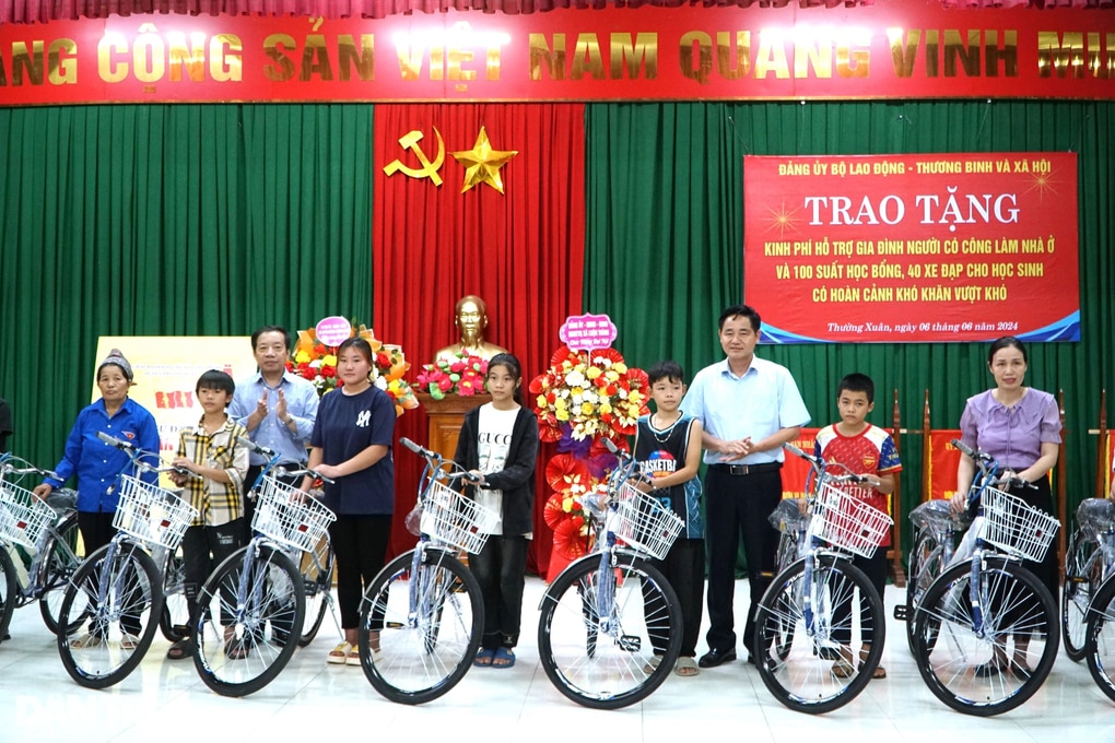 Nhiều phần quà tặng người có công, học sinh huyện miền núi Thanh Hóa - 4