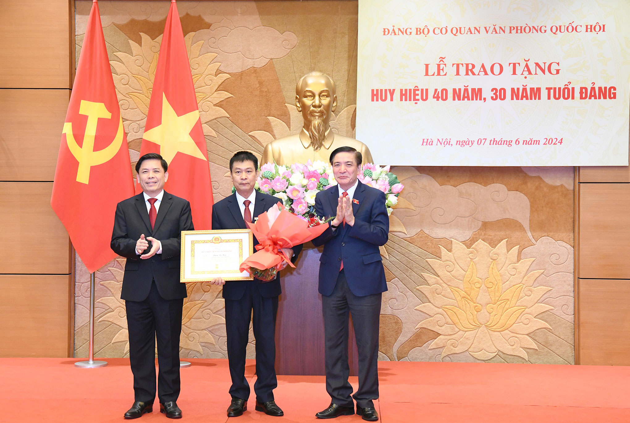 Chủ tịch Quốc hội Trần Thanh Mẫn dự Lễ trao tặng Huy hiệu 40, 30 năm tuổi Đảng của Đảng bộ cơ quan Văn phòng Quốc hội -0