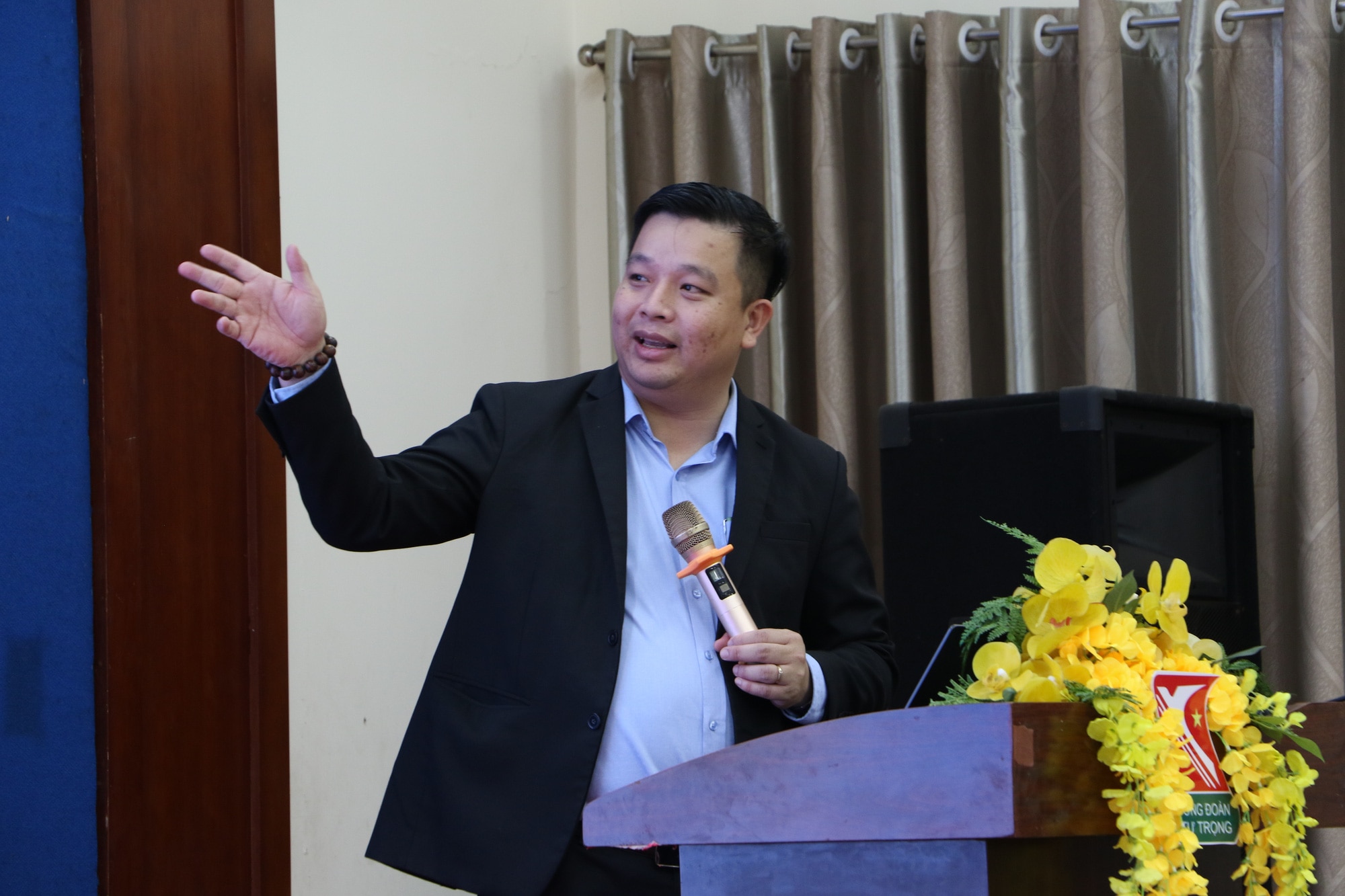 Anh Dương Trọng Phúc, phó hiệu trưởng Trường Đoàn Lý Tự Trọng, chia sẻ tại chuyên đề Ứng dụng công nghệ trong hoạt động chi đoàn - Ảnh: BÌNH MINH