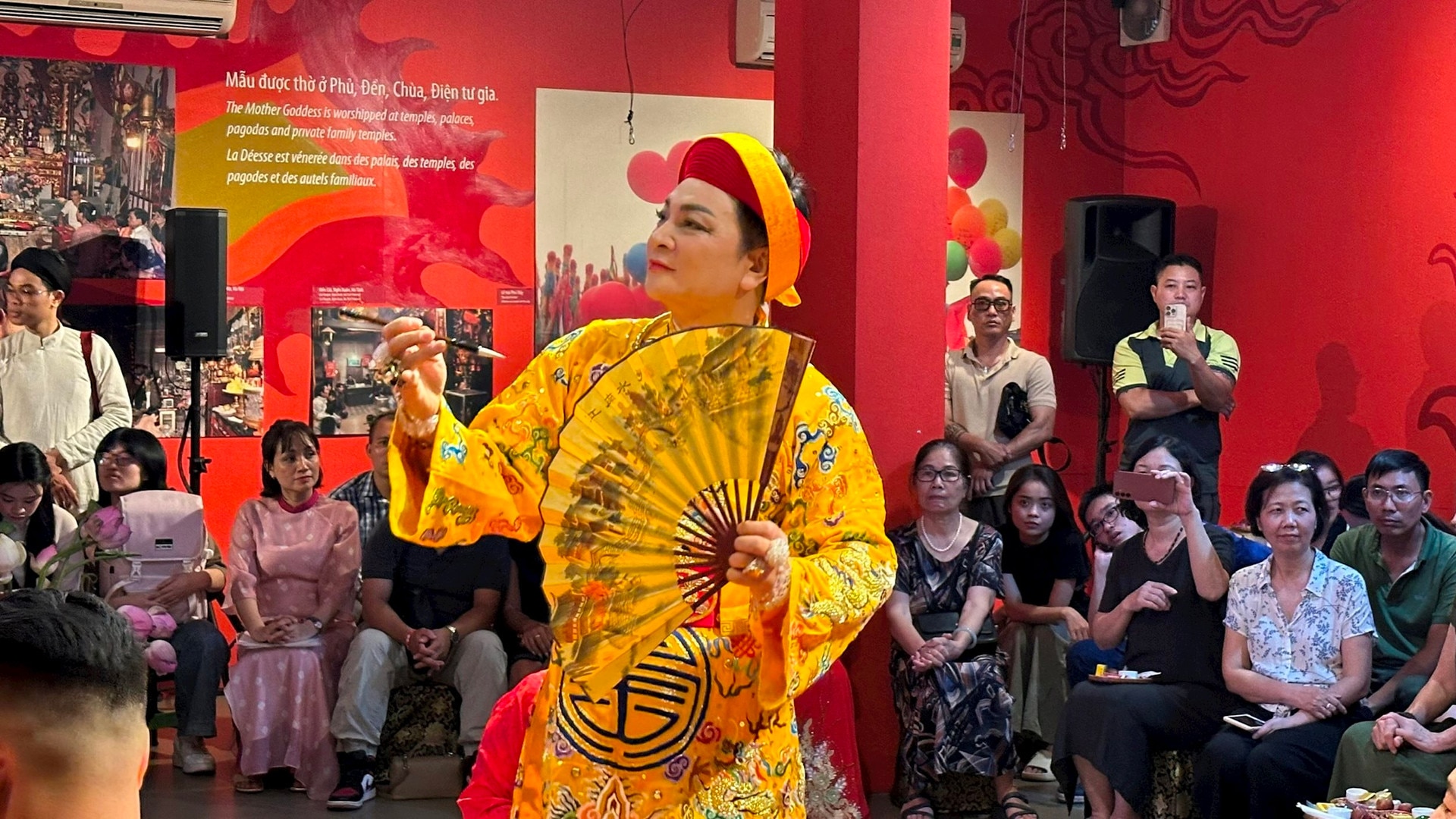 Trải nghiệm văn hóa Tín ngưỡng thờ Mẫu tại Bảo tàng Phụ nữ Việt Nam - Ảnh 4.