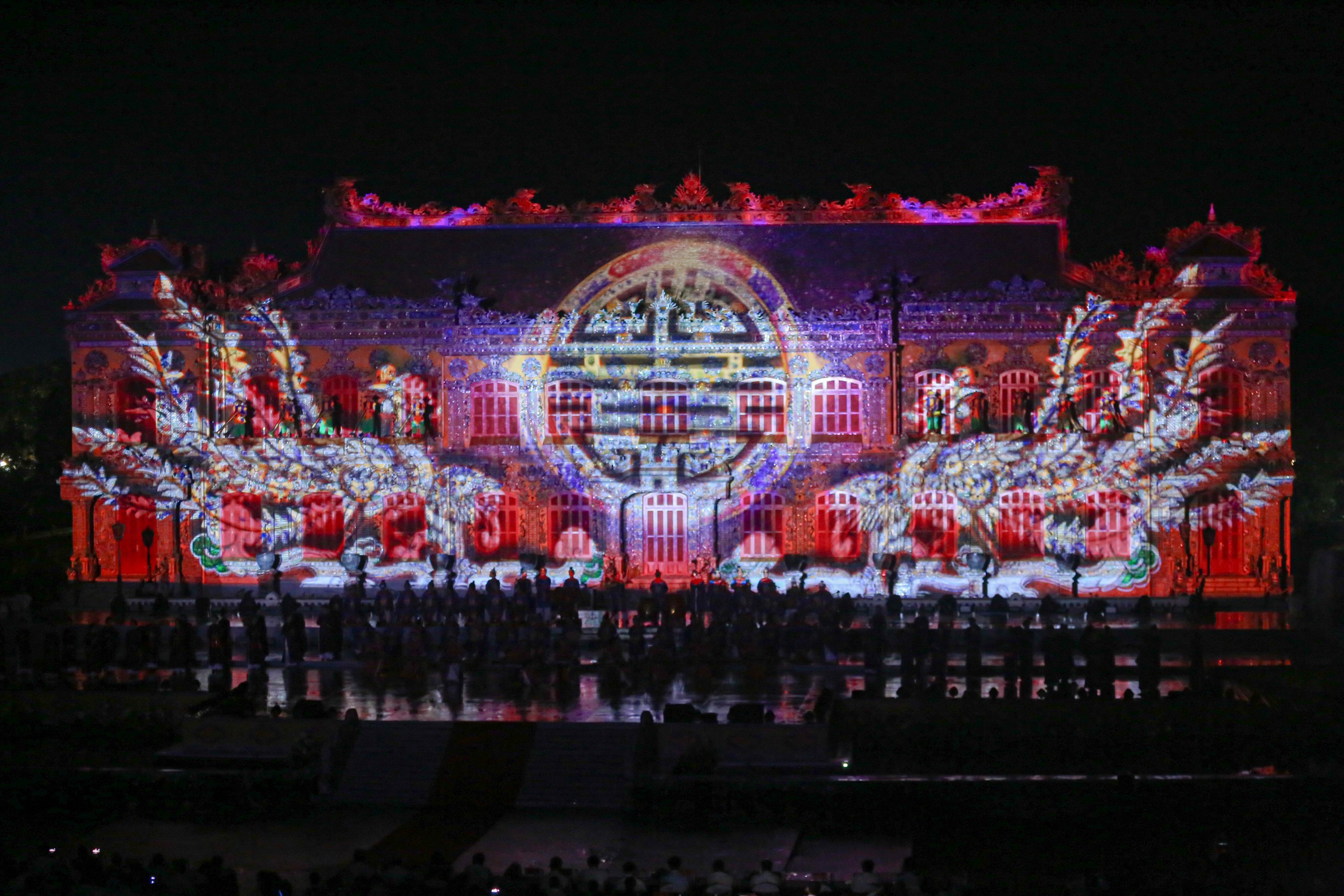 Điện Kiến Trung bừng sáng đêm khai mạc tuần lễ Festival nghệ thuật quốc tế Huế 2024- Ảnh 3.