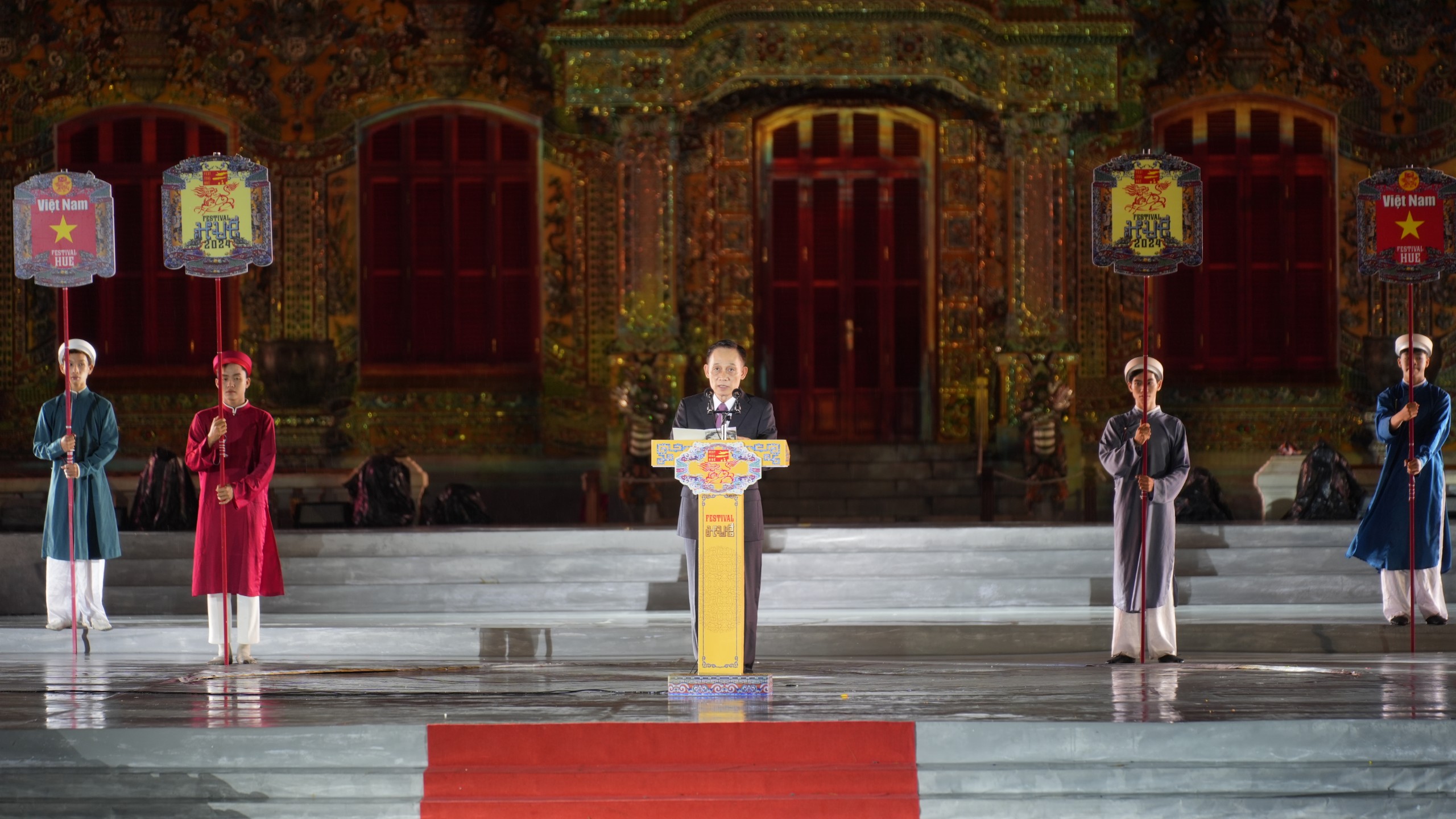 Điện Kiến Trung bừng sáng đêm khai mạc tuần lễ Festival nghệ thuật quốc tế Huế 2024- Ảnh 2.